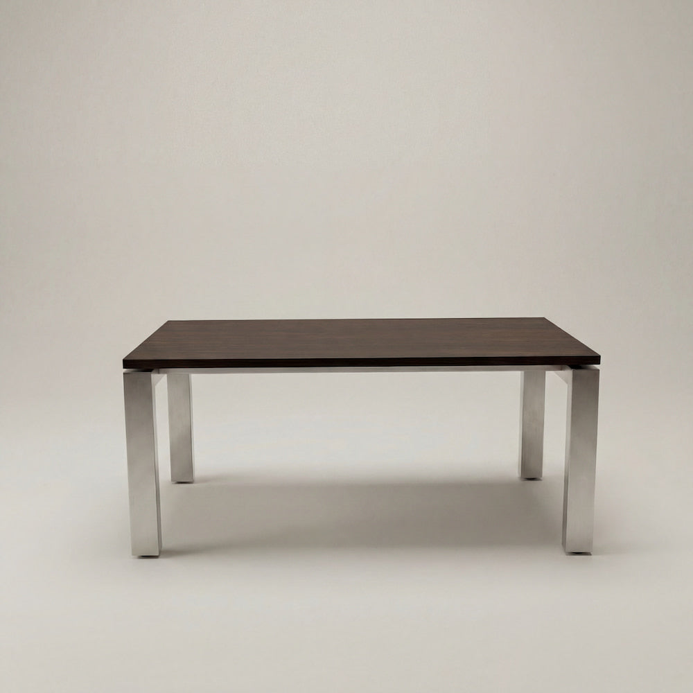 Hiru Couchtisch mit einem Edelstahlgestell und Holzplatte Wenge