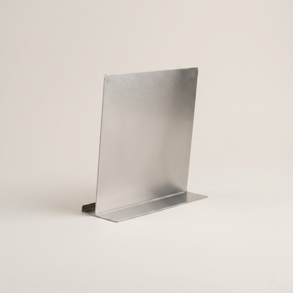 Ein minimalistischer Schallplattenhalter für einzelne Schallplatten aus Edelstahl