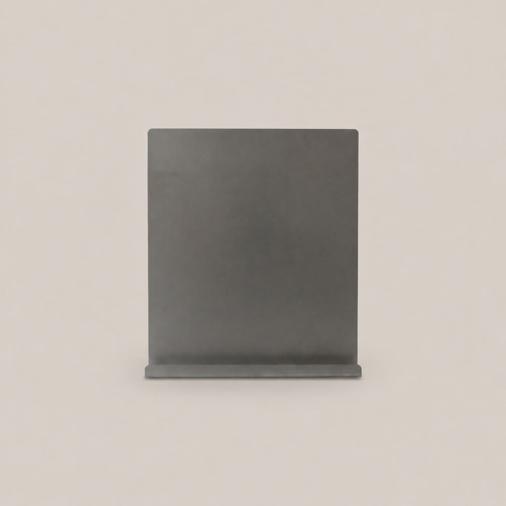 Ein minimalistischer Schallplattenhalter für einzelne Schallplatten aus Edelstahl