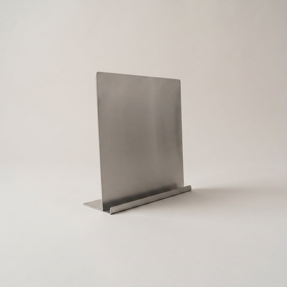Ein minimalistischer Schallplattenhalter für einzelne Schallplatten aus Edelstahl