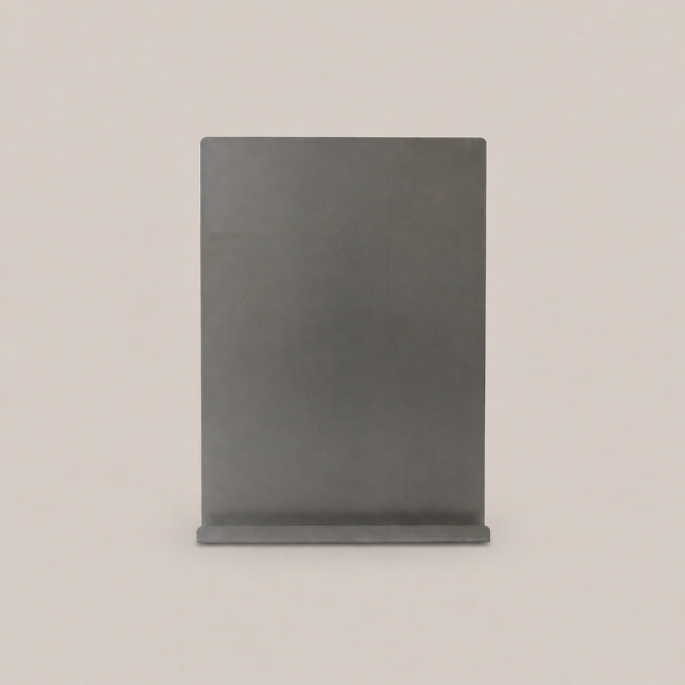Ein minimalistischer Schallplattenhalter für einzelne Schallplatten aus Edelstahl