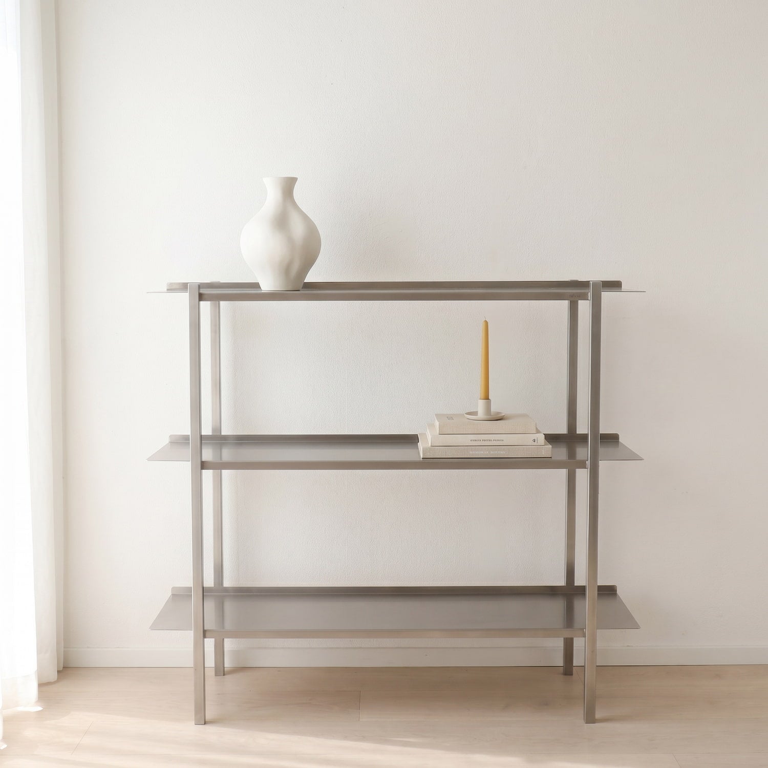 Minimalistisches Edelstahl Regal für stilvolle Wohnräume