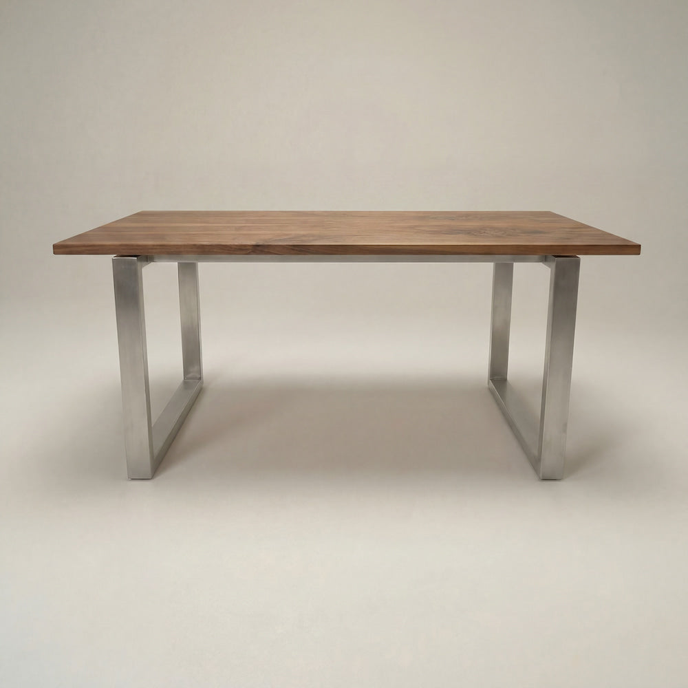 Edelstahl Couchtisch mit Nussbaum Holzplatte im Japandi Stil