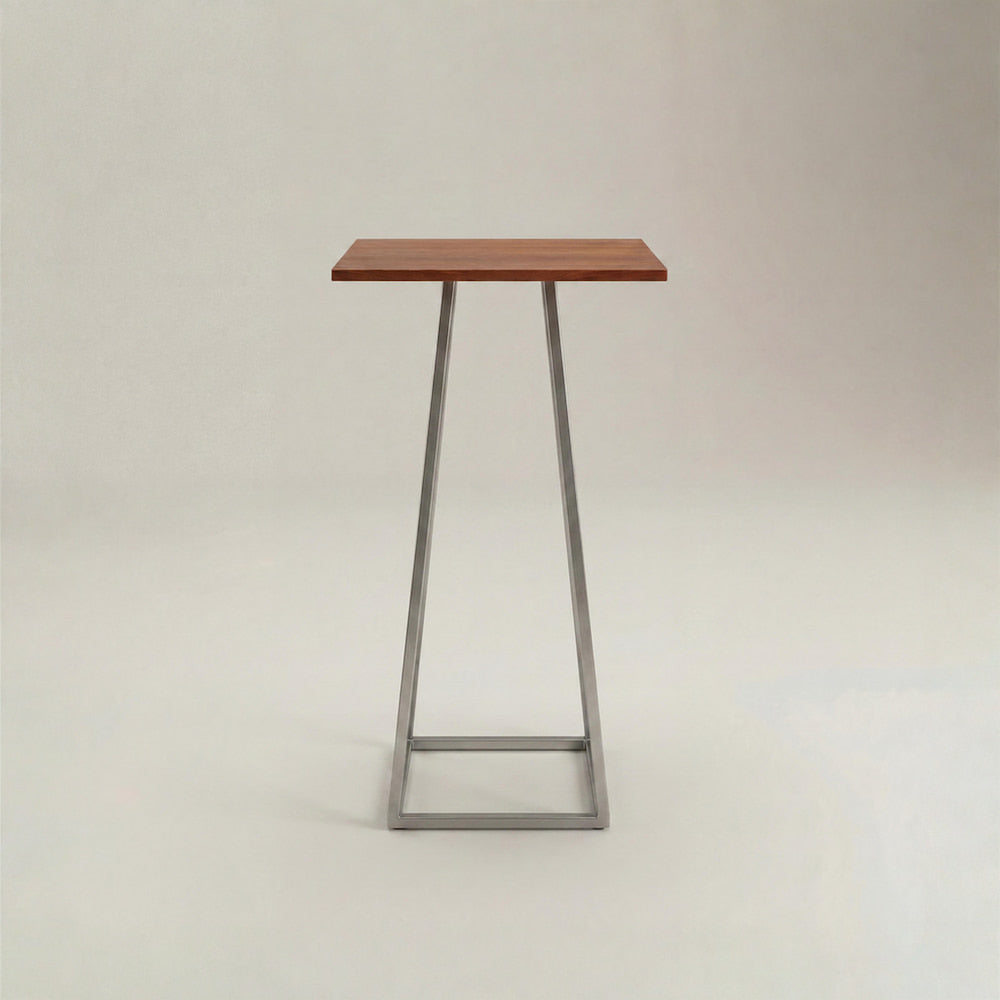 Minimalistischer Stehtisch mit Mahagoni Holzplatte und Edelstahlgestell