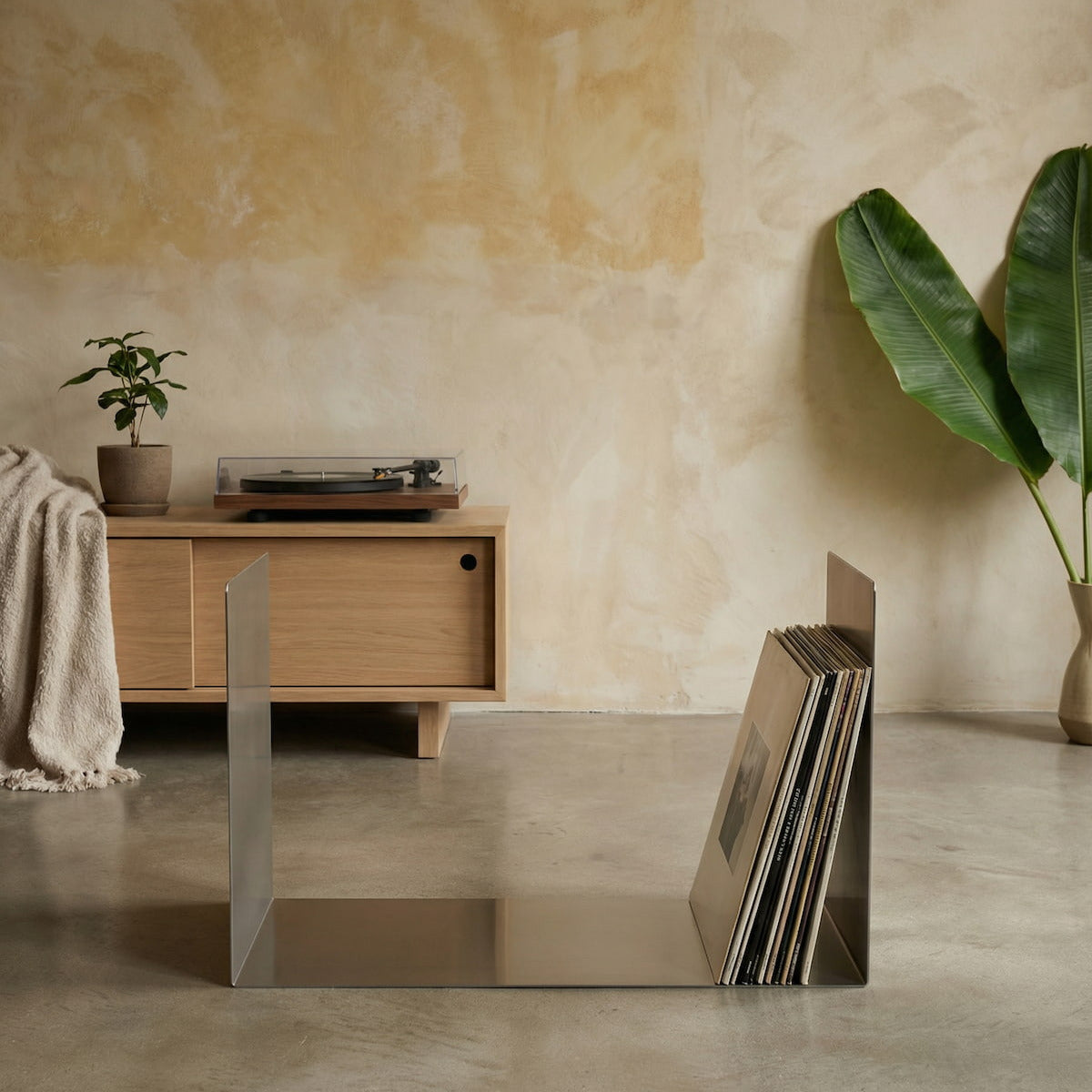 Taru Schallplattenregal mit Vinylplatten