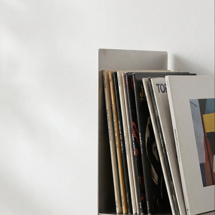 Taru Schallplattenregal mit Vinylplatten