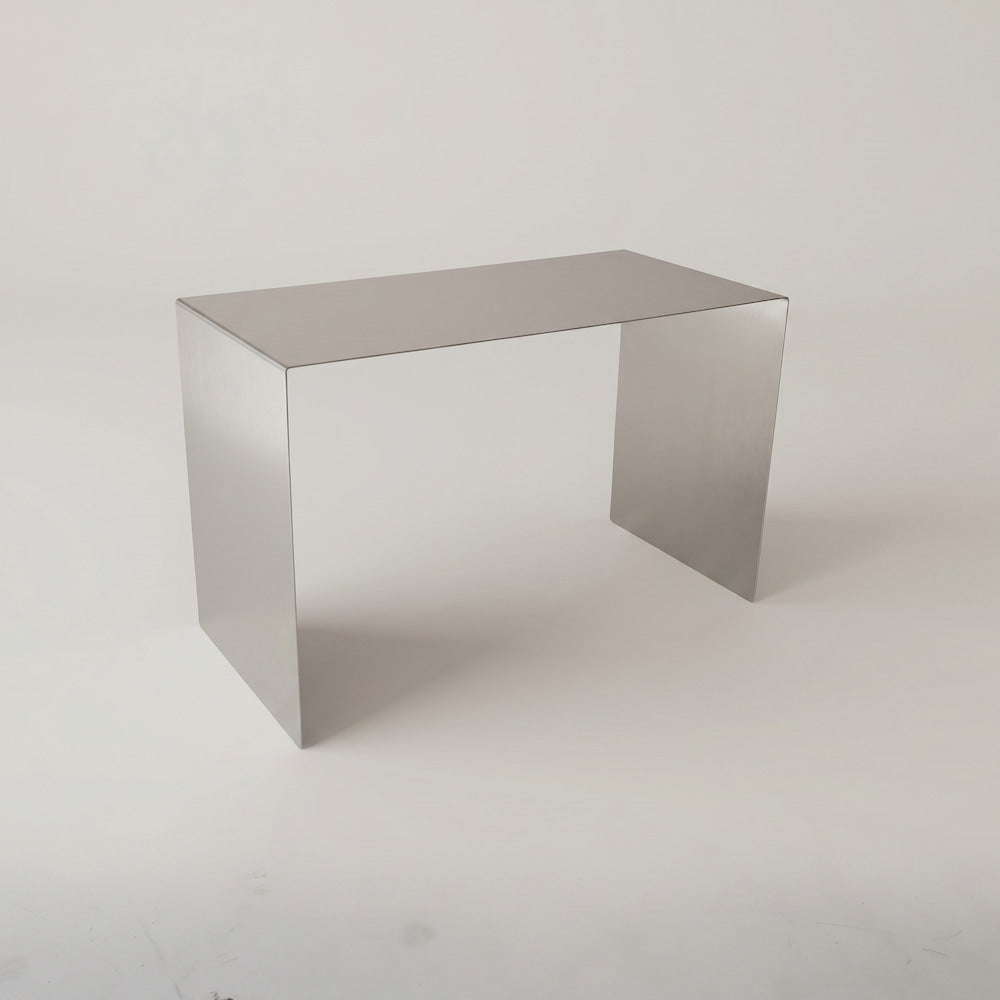 Couch Beistelltisch Vika aus Edelstahl minimalistisch modern
