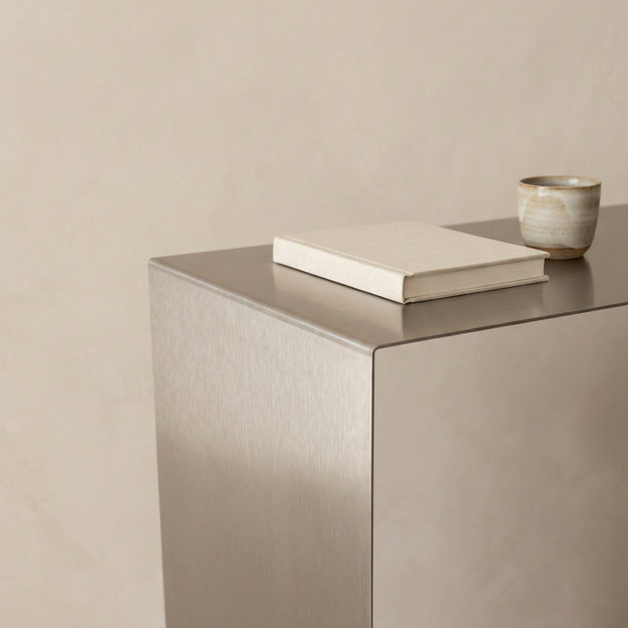 VIka Couchtisch aus Edelstahl mit Tasse und Buch